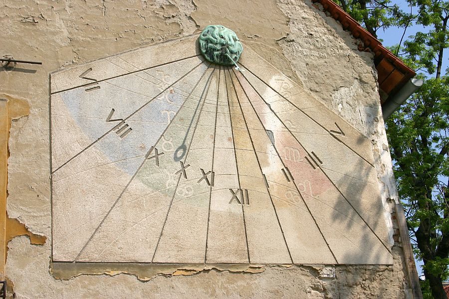 Tkalčićeva ulica 25. Vertikalni sunčani sat na fasadi